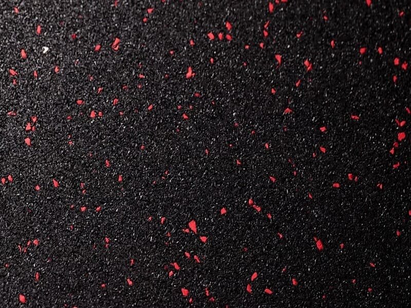 Ispettore QC che misura la densità e la durezza della gomma